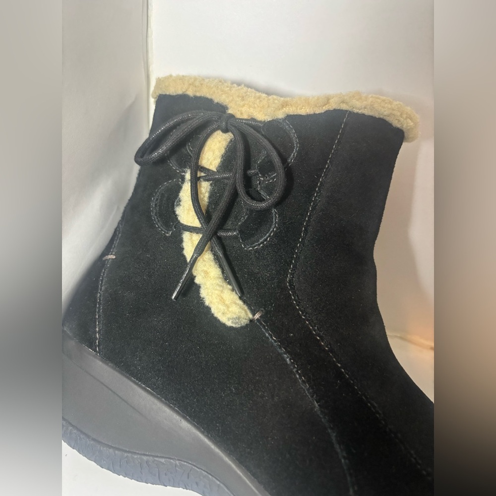 Clarks Bendables Black Suede Boots Women Shearling Trim 8 W - Picture 3 of 16